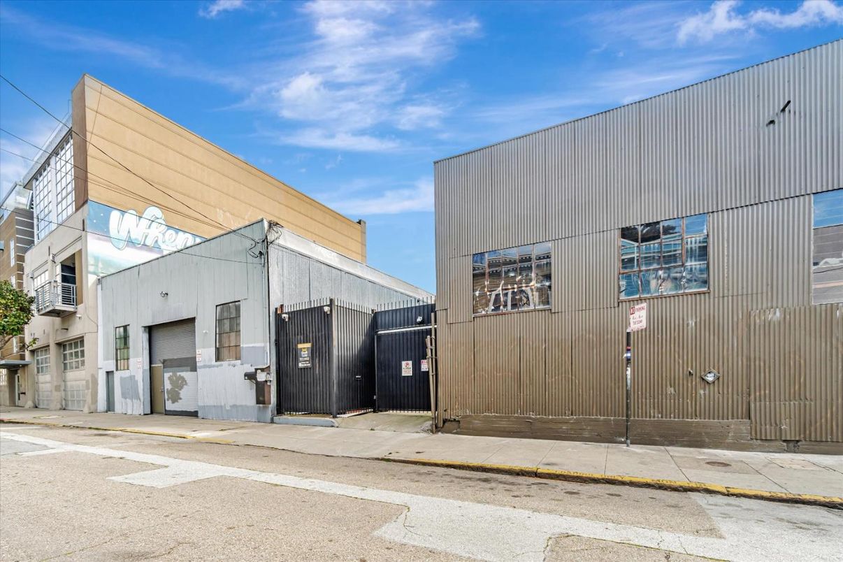Exterior, Facade, Modern
