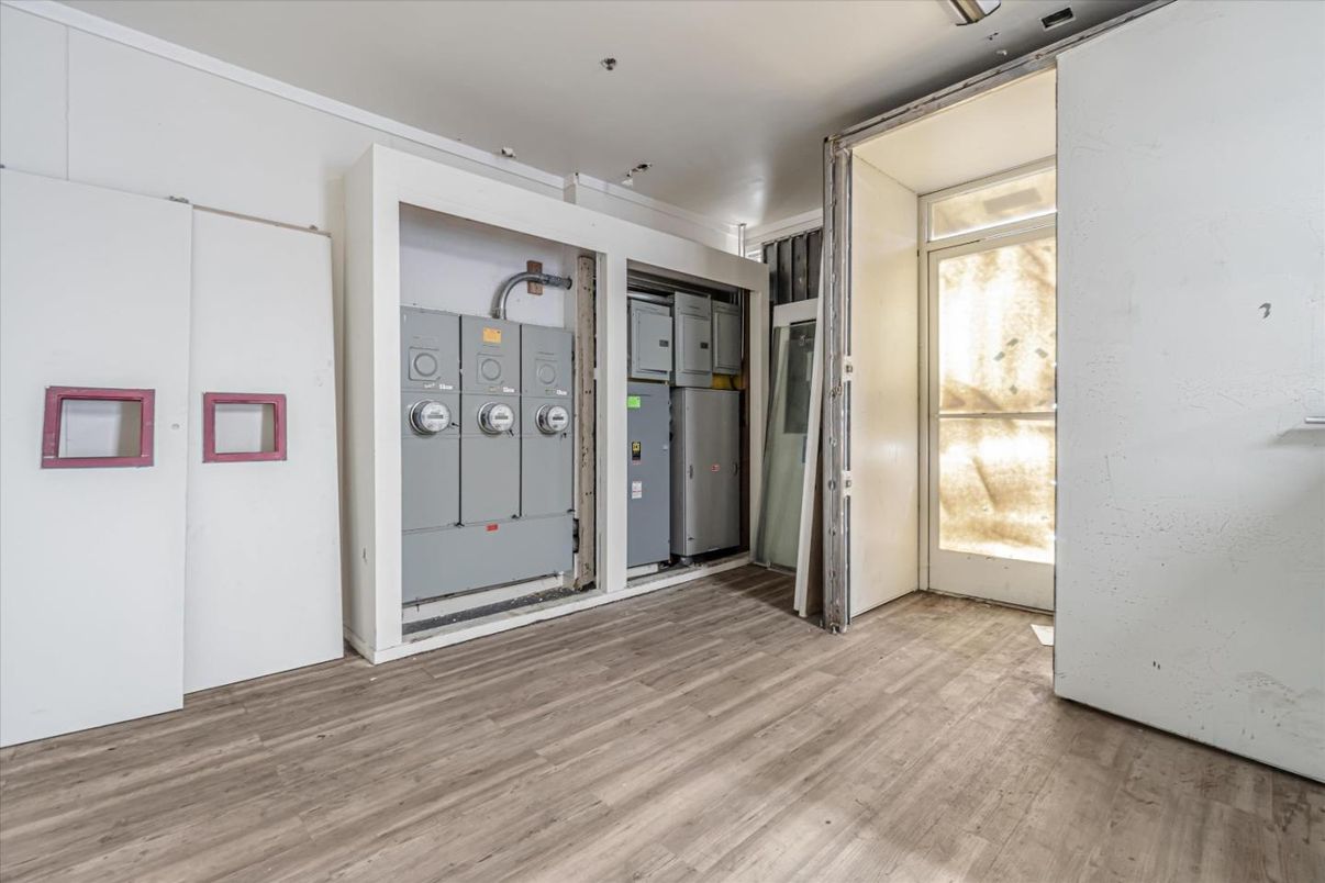 Elevator, Interior, Wood Texture Flooring