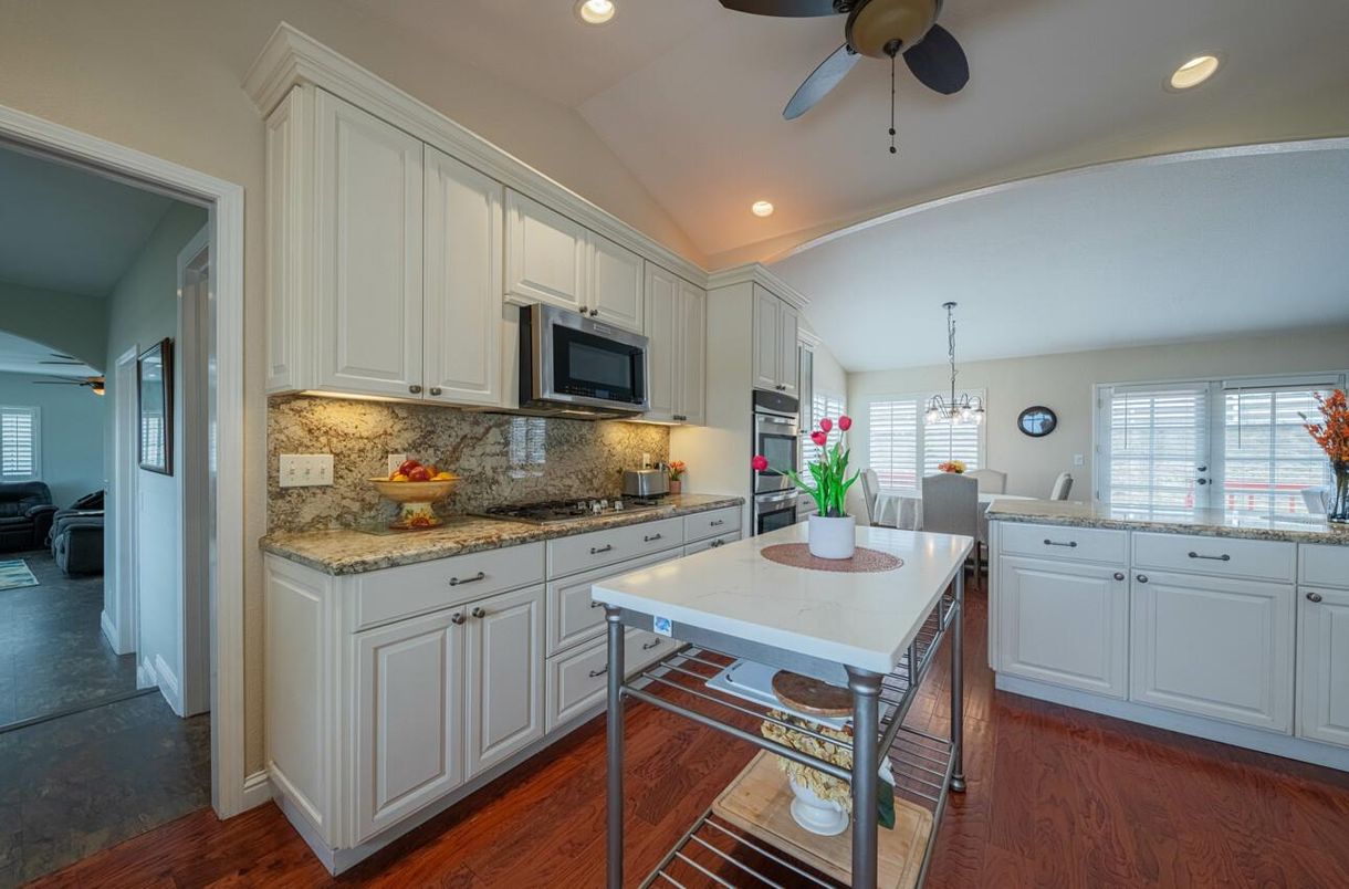 Chandelier, Dining room, Interior, Kitchen, Pendant Lights, Recessed Lighting, Wood Texture Flooring