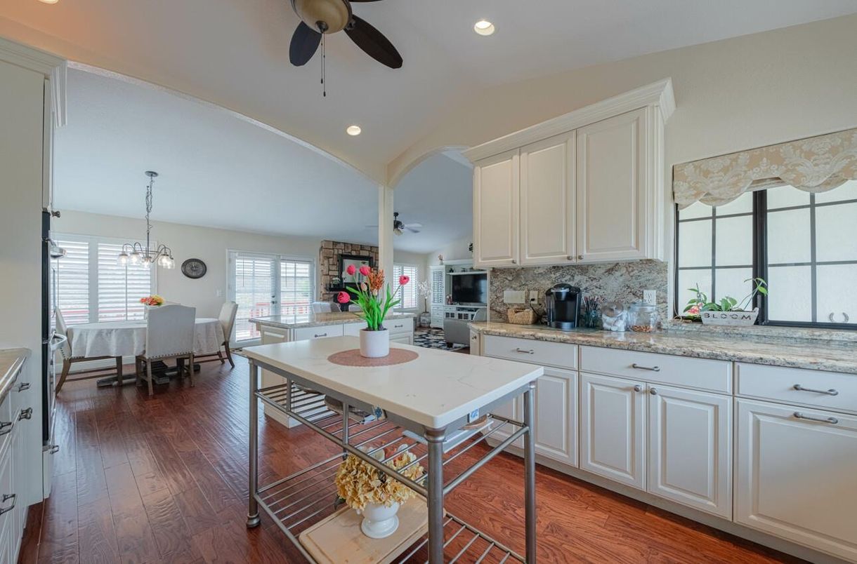 Dining room, Interior, Kitchen, Pendant Lights, Recessed Lighting, Wood Texture Flooring