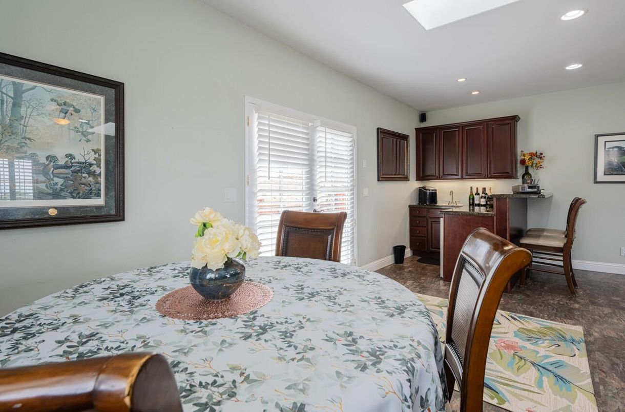 Dining room, Interior, Recessed Lighting
