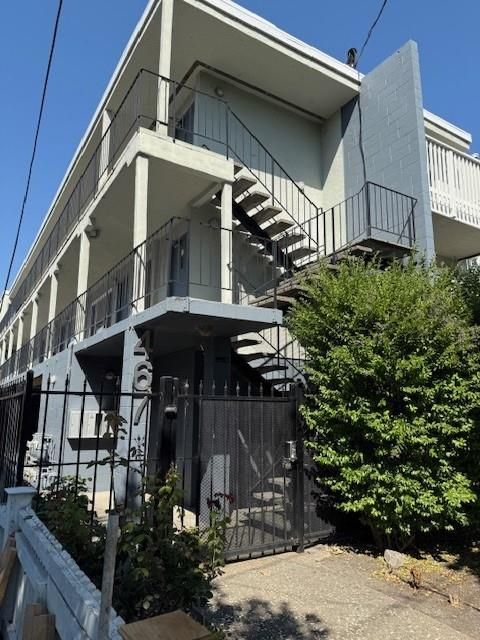 Exterior, Facade, Modern
