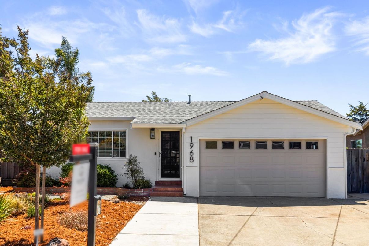 Attached, Exterior, Facade, Ranch