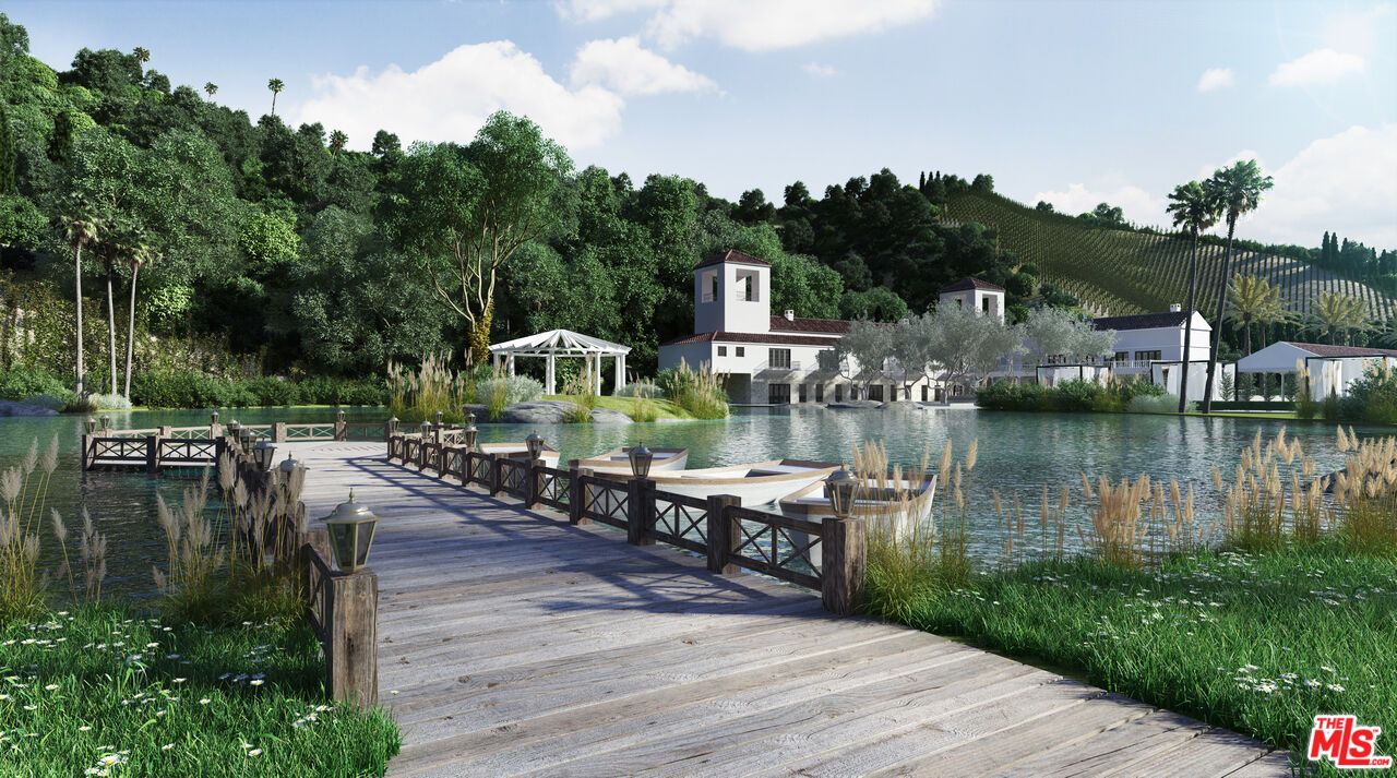 Exterior, Lake