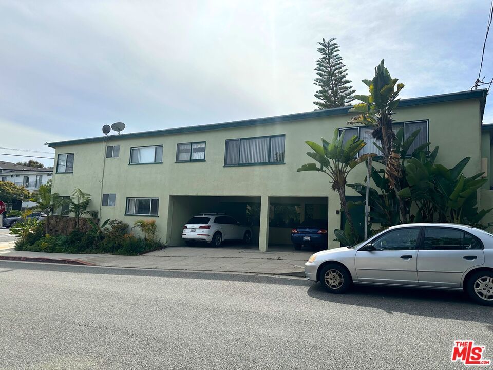 Exterior, Facade, Modern