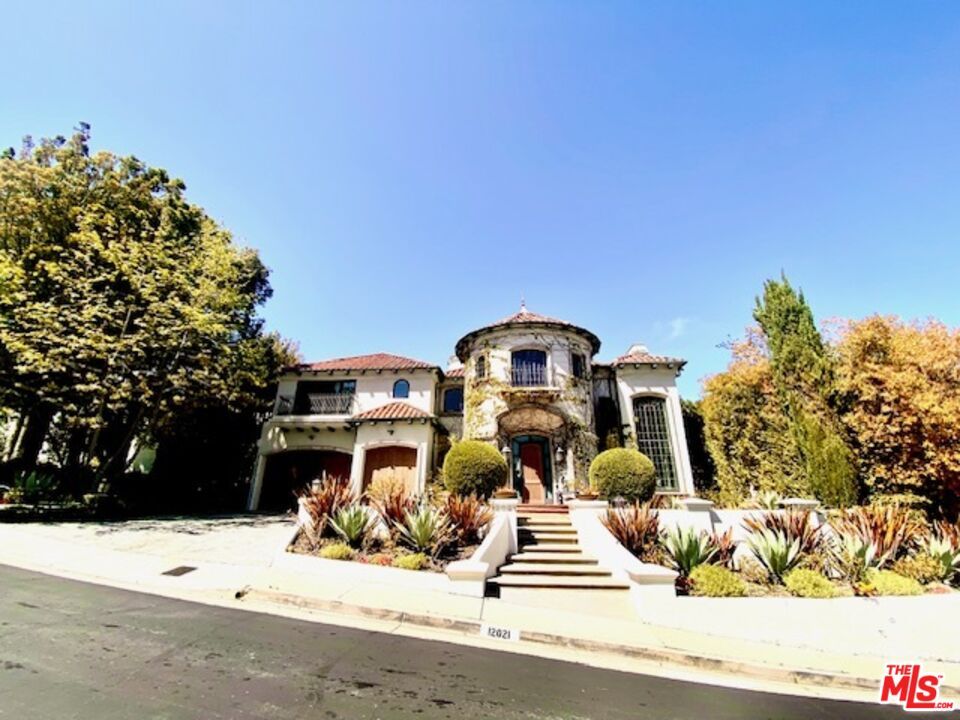 Attached, Exterior, Facade, Mediterranean