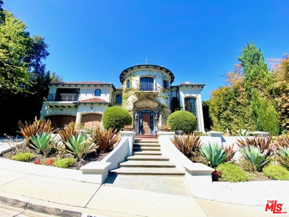 Exterior, Facade, Mediterranean