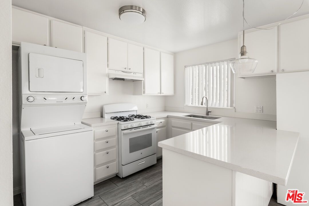 Interior, Kitchen, Pendant Lights, Washer, Wood Texture Flooring
