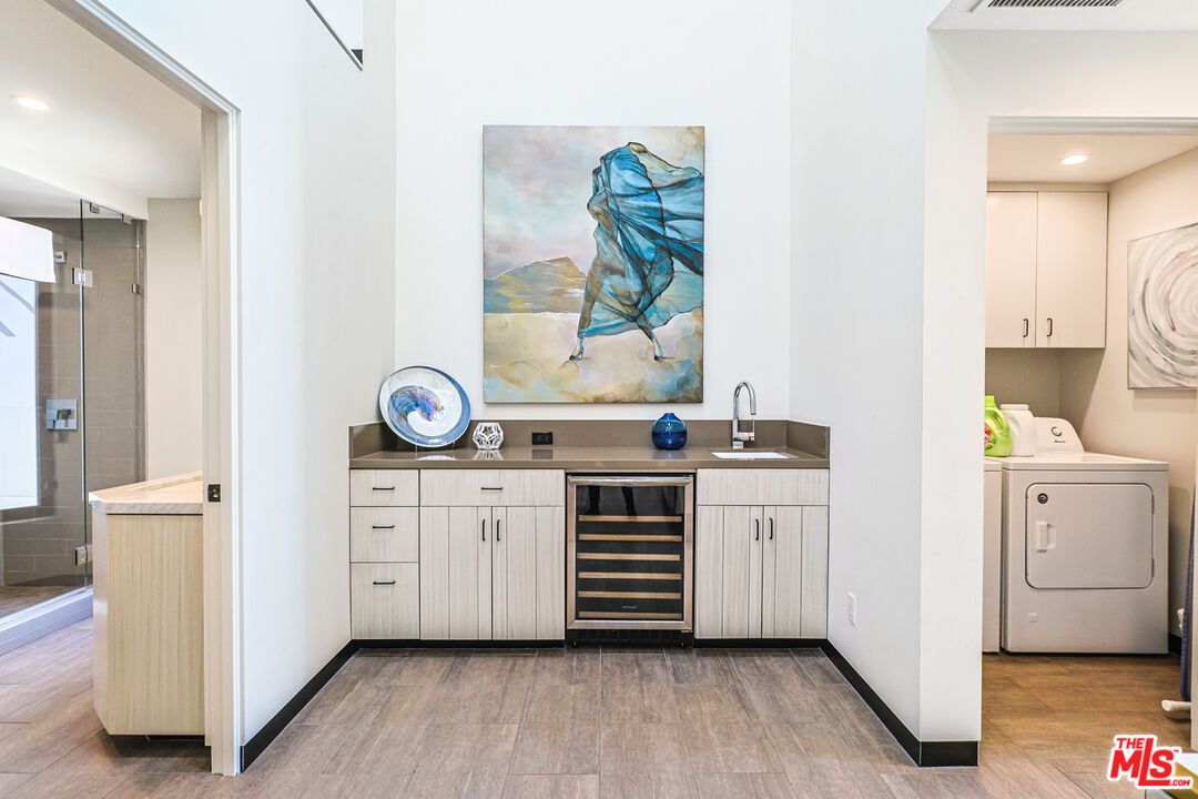 Interior, Recessed Lighting, Washer, Wood Texture Flooring
