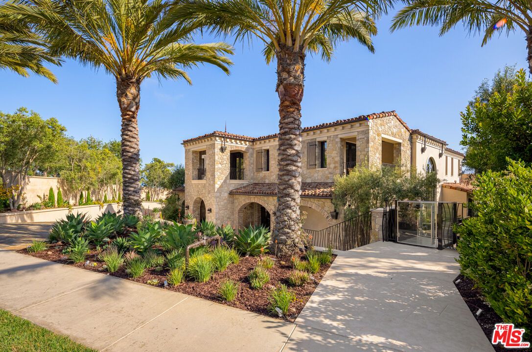 Exterior, Facade, Mediterranean