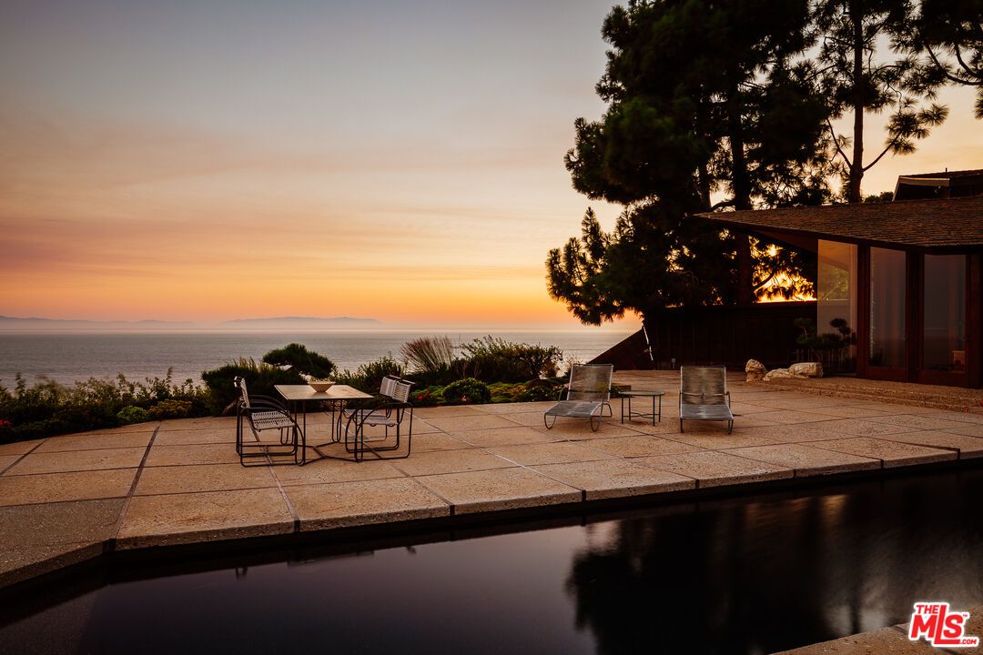 Exterior, Pool, Water