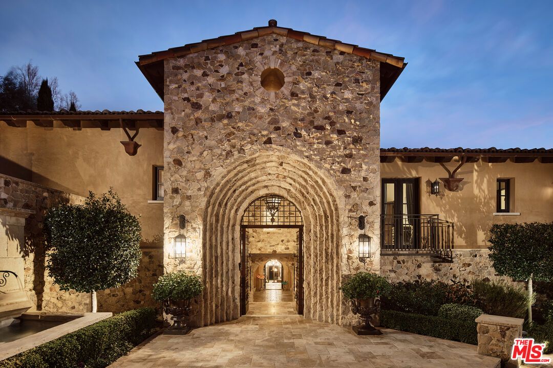 Exterior, Facade, Mediterranean