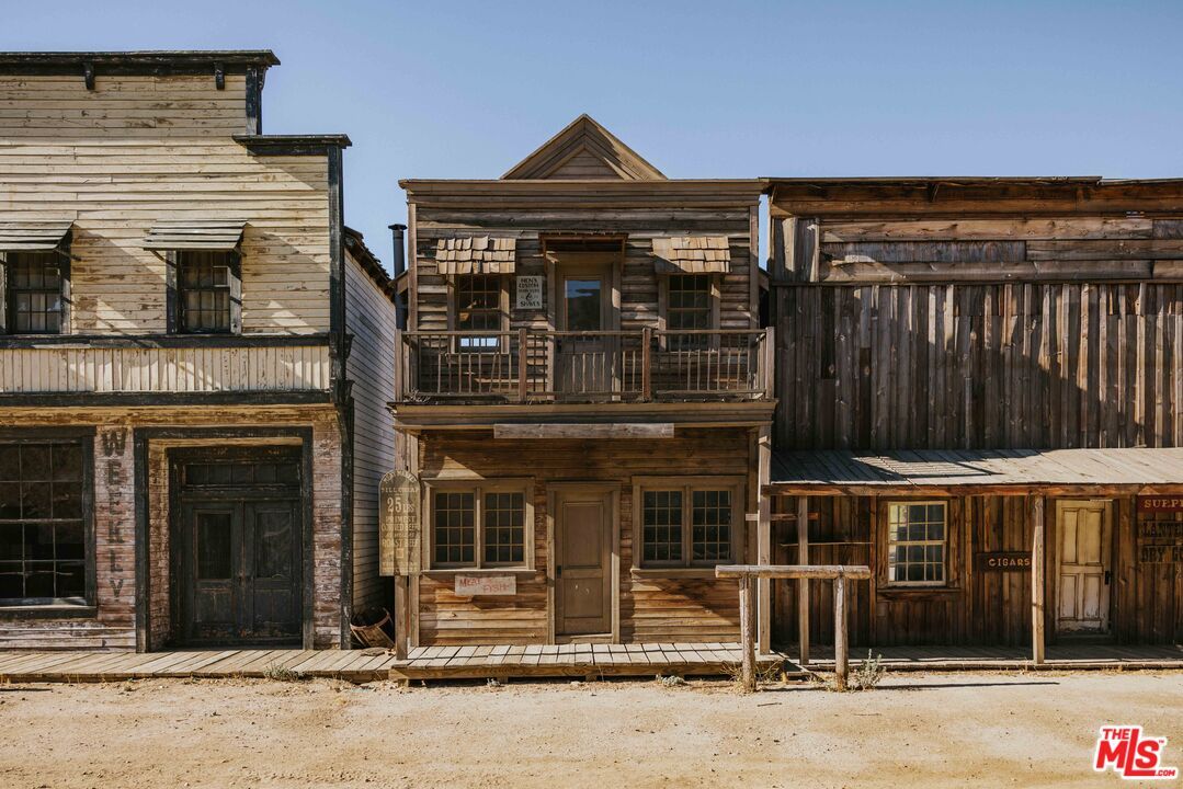 Exterior, Facade, Log Home