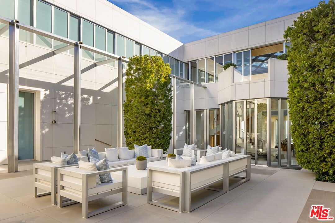 Exterior, Facade, Modern