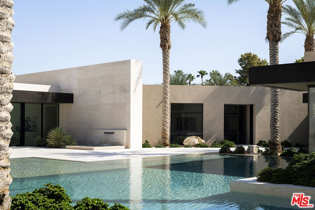 Exterior, Facade, Pool, Modern