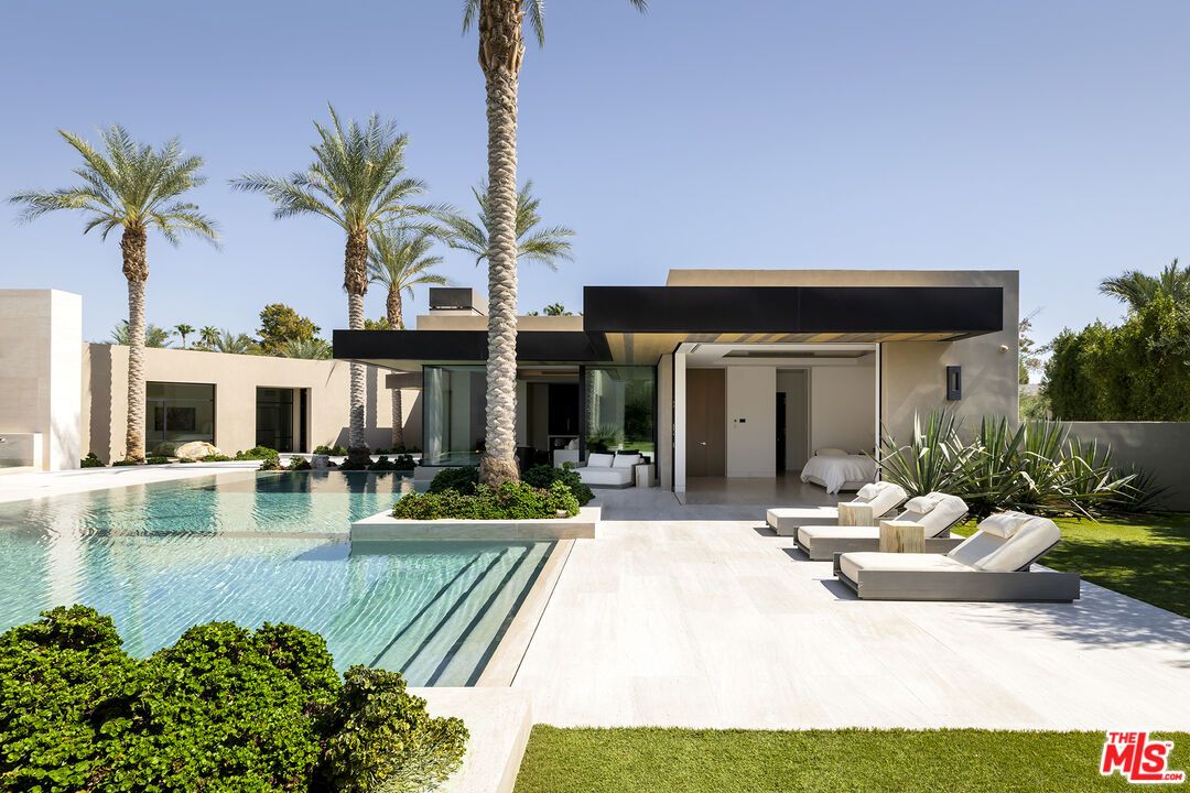 Backyard, Exterior, Facade, Pool, Modern