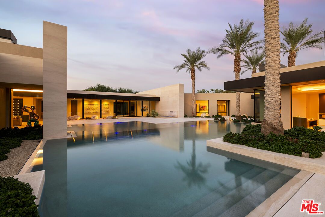Exterior, Facade, Pool, Modern