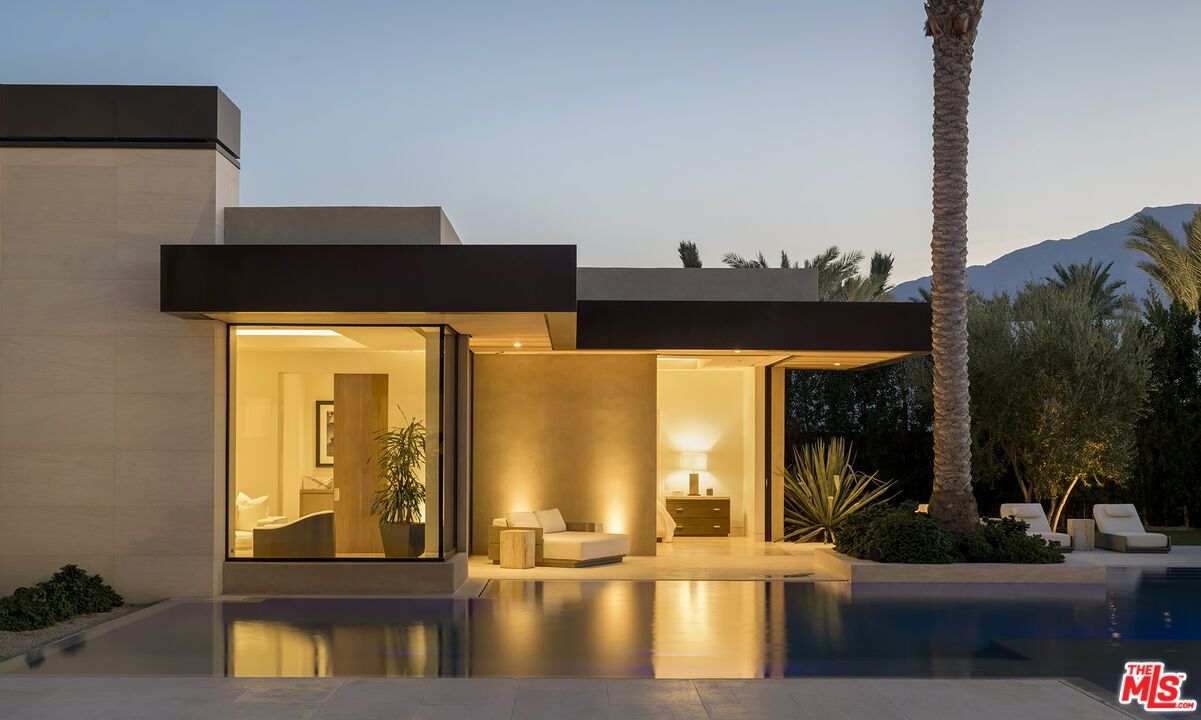 Exterior, Facade, Modern