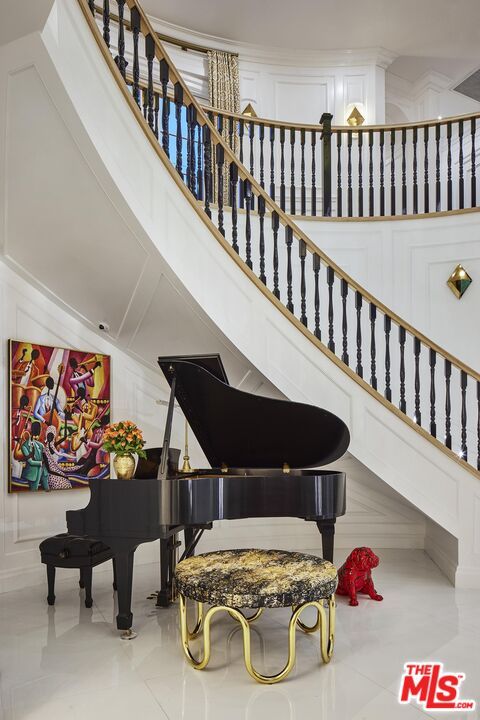 Interior, Piano