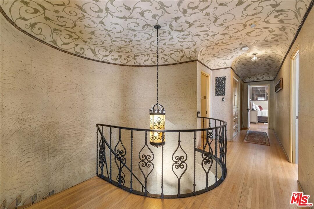 Interior, Pendant Lights, Wood Texture Flooring