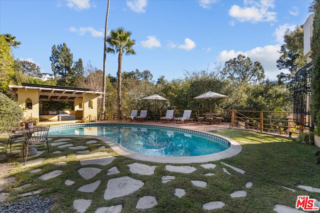 Exterior, Pool