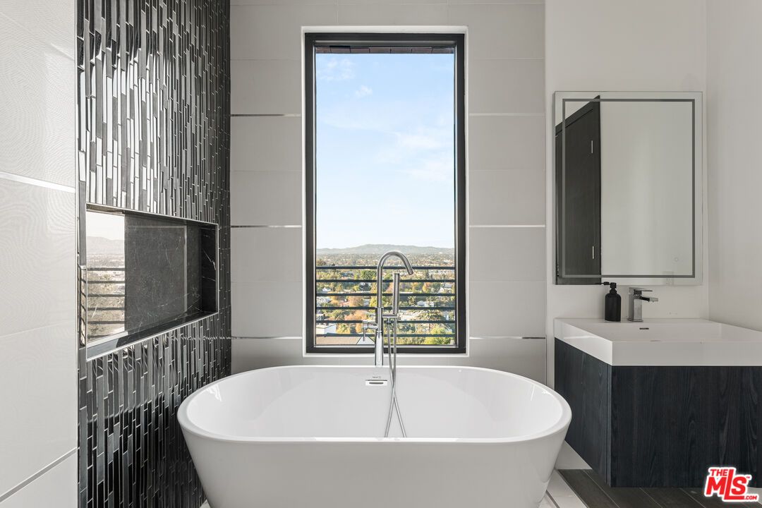 Bathroom, Free Standing Baths, Interior