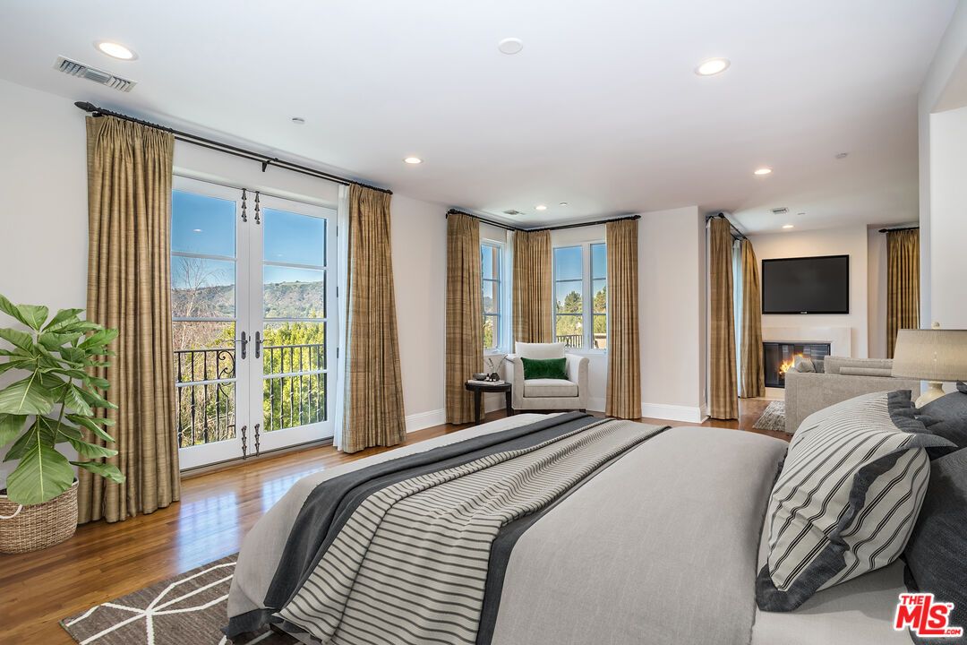Bedroom, Fireplace, Interior, Recessed Lighting, Wood Texture Flooring