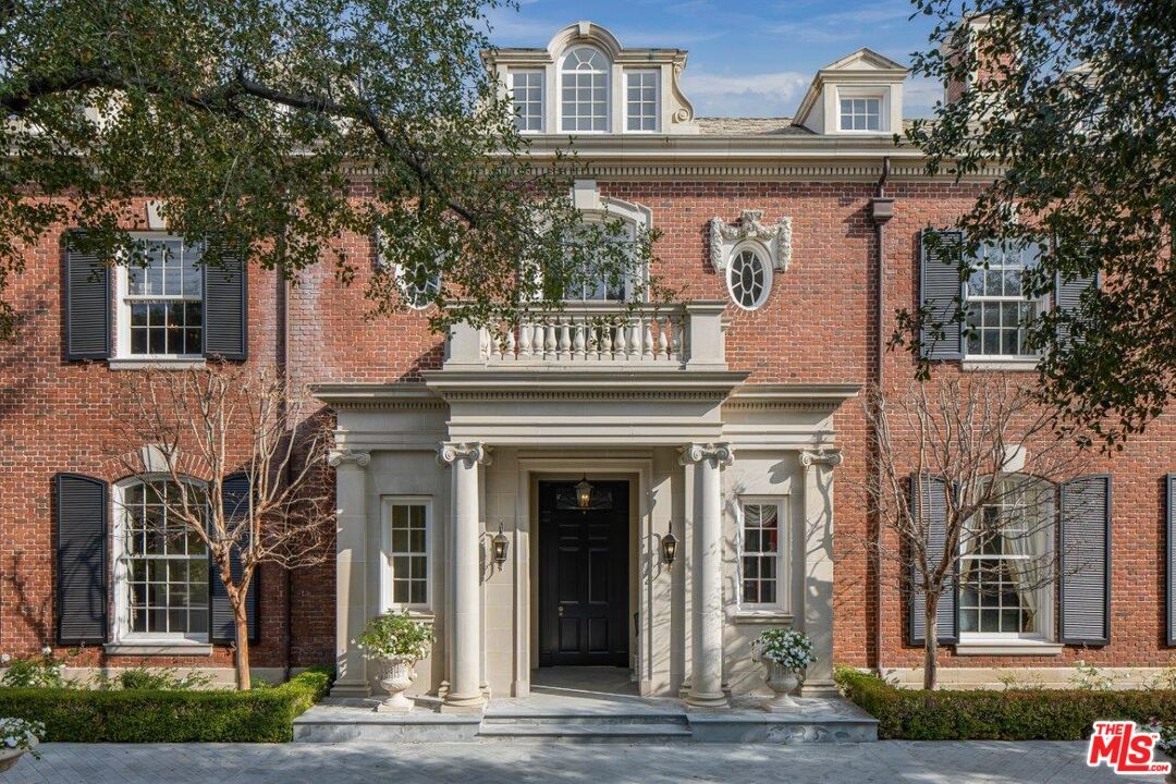 Exterior, Facade, Brick Facade, Georgian