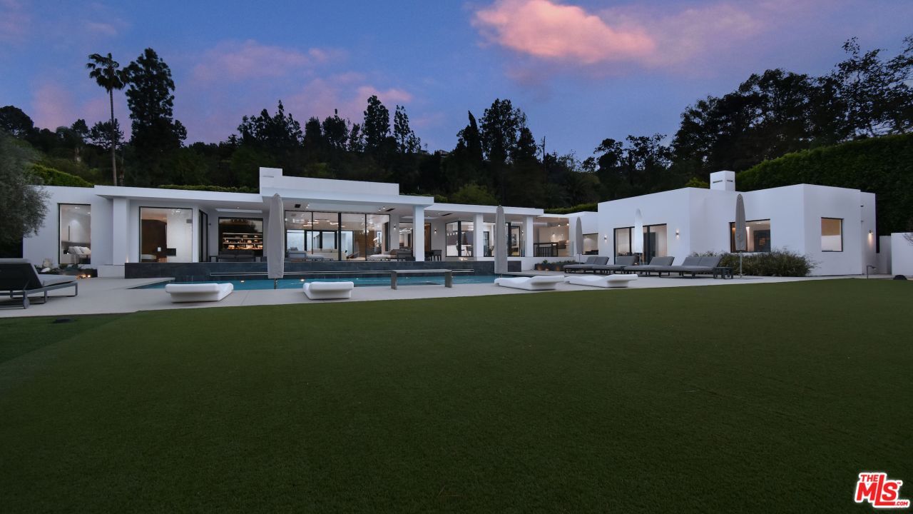 Backyard, Exterior, Facade, Pool, Modern