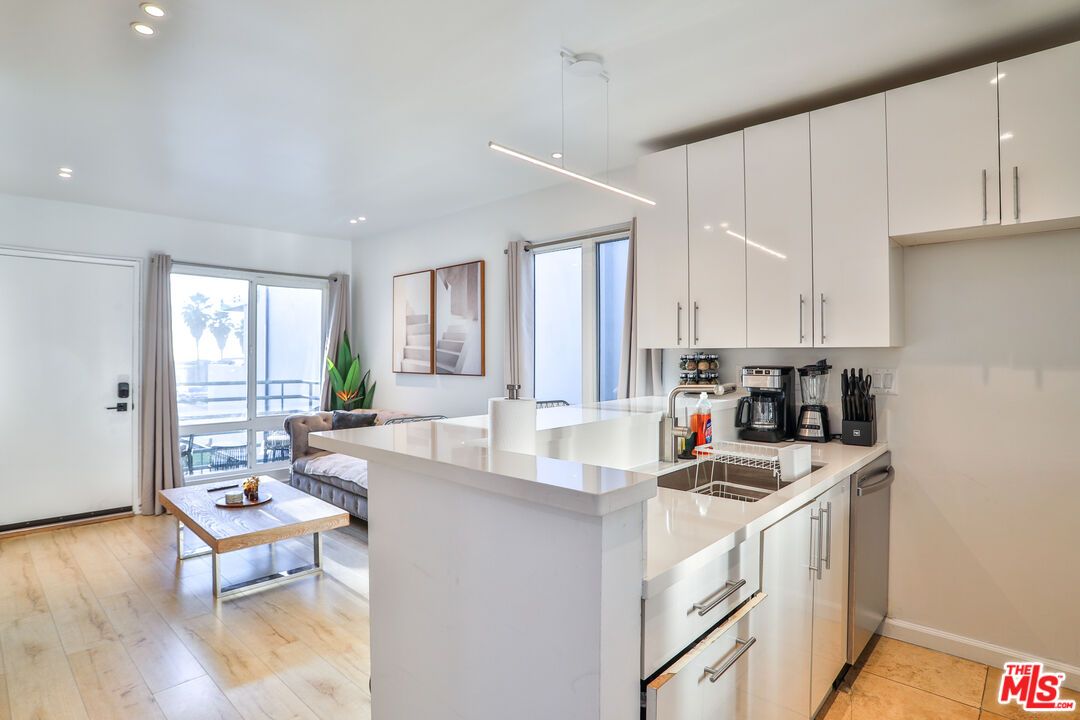 Dining room, Interior, Kitchen, Pendant Lights, Recessed Lighting, Wood Texture Flooring