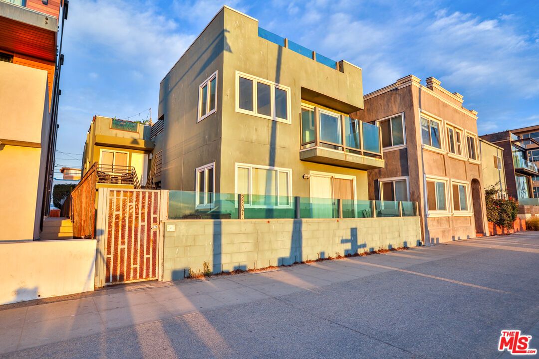 Exterior, Facade, Modern