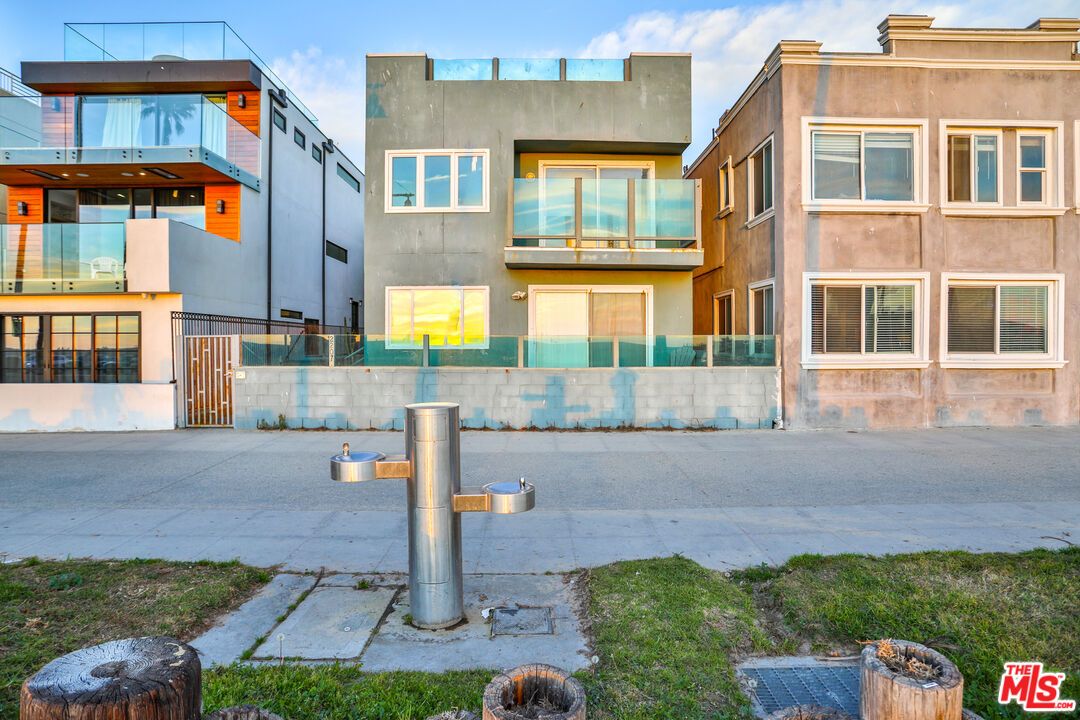 Exterior, Facade, Modern
