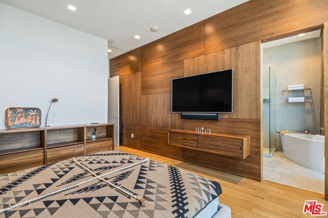 Bathroom, Free Standing Baths, Interior, Recessed Lighting, Wooden Walls