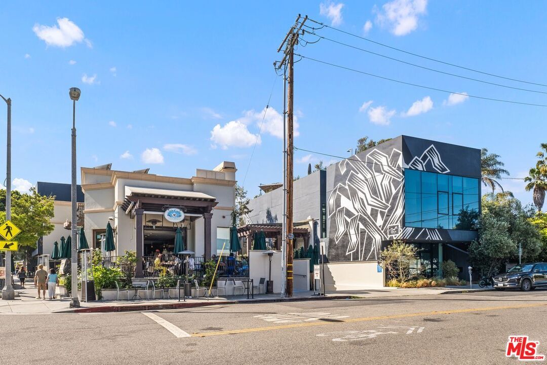 Exterior, Facade, Modern