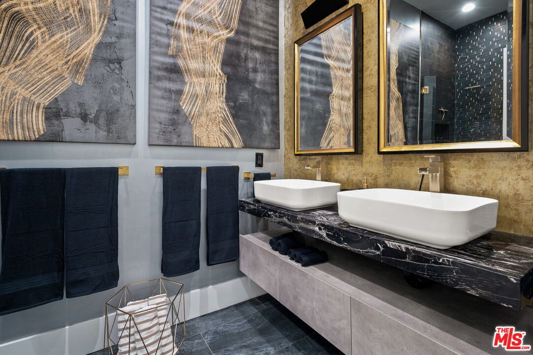 Bathroom, Dual Sink Vanities, Interior, Recessed Lighting