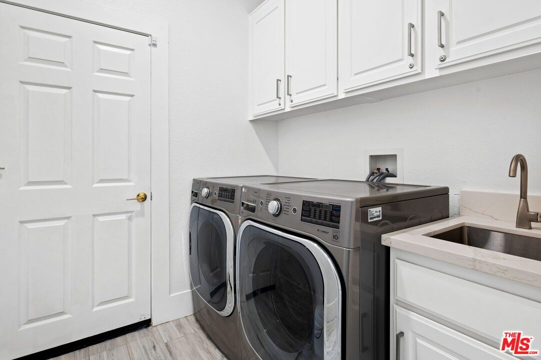 Interior, Washer, Wood Texture Flooring