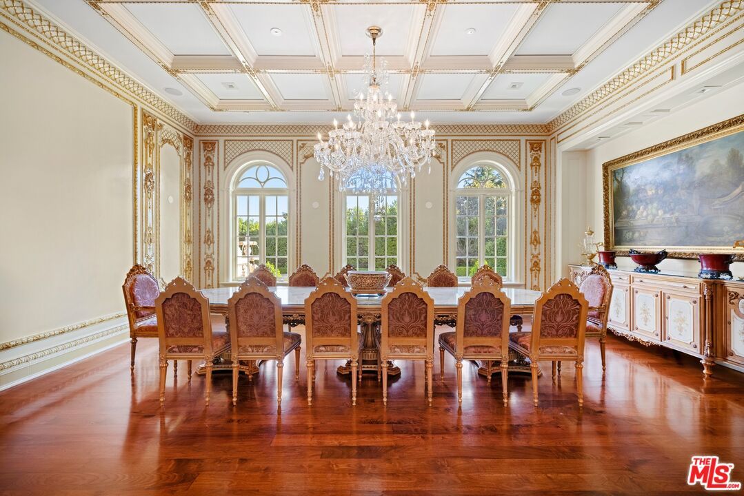 Chandelier, Dining room, Interior, Recessed Lighting, Wood Texture Flooring