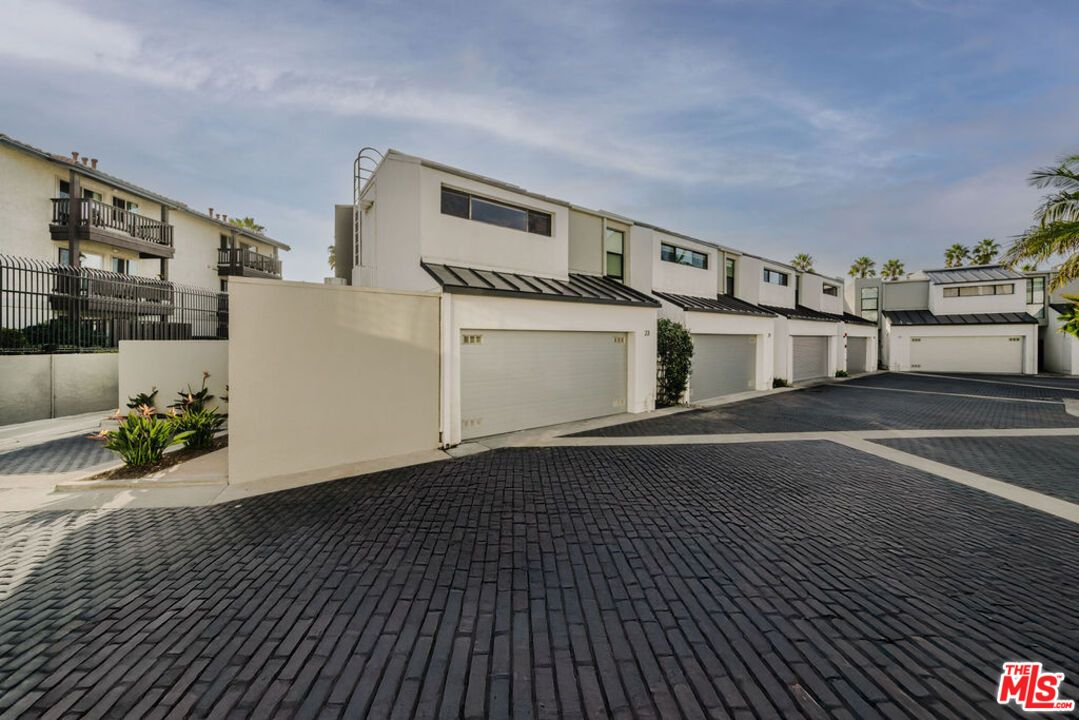 Attached, Exterior, Facade, Modern
