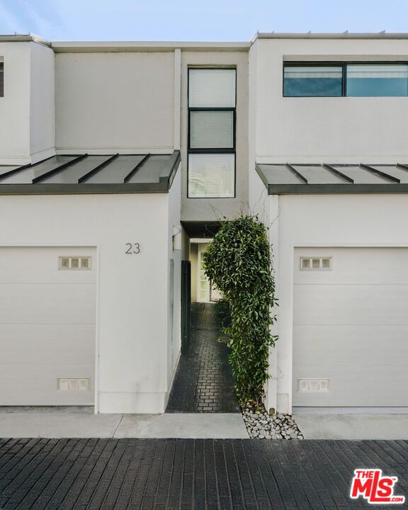 Attached, Exterior, Facade, None