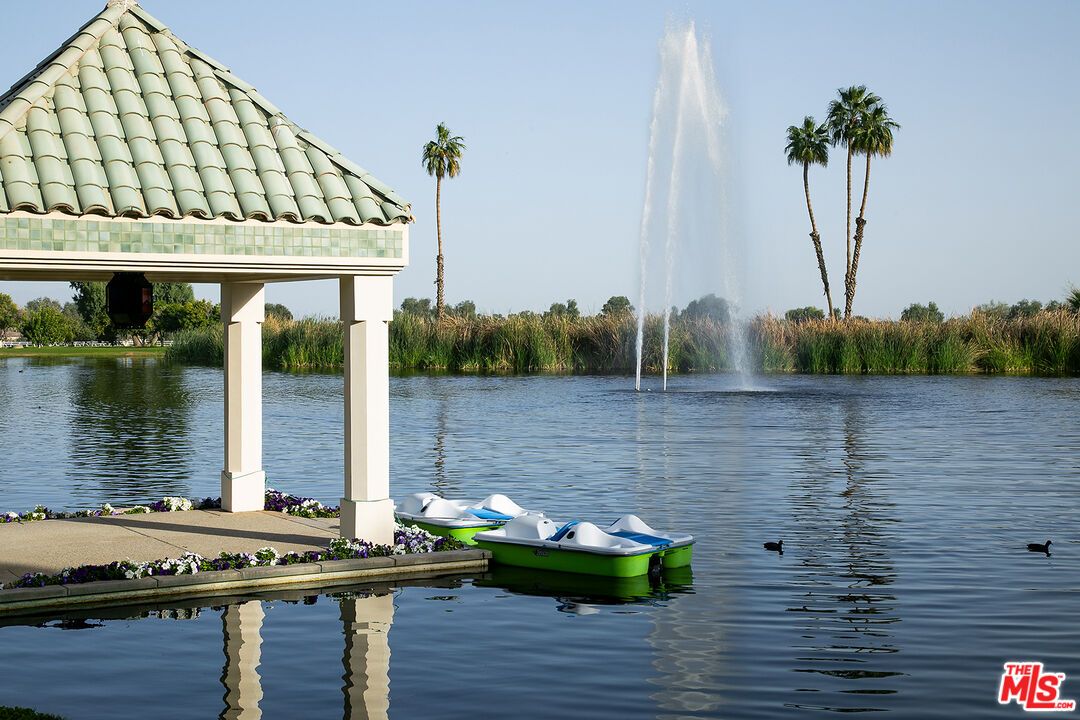 Exterior, Lake