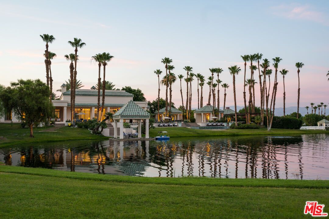 Exterior, Lake