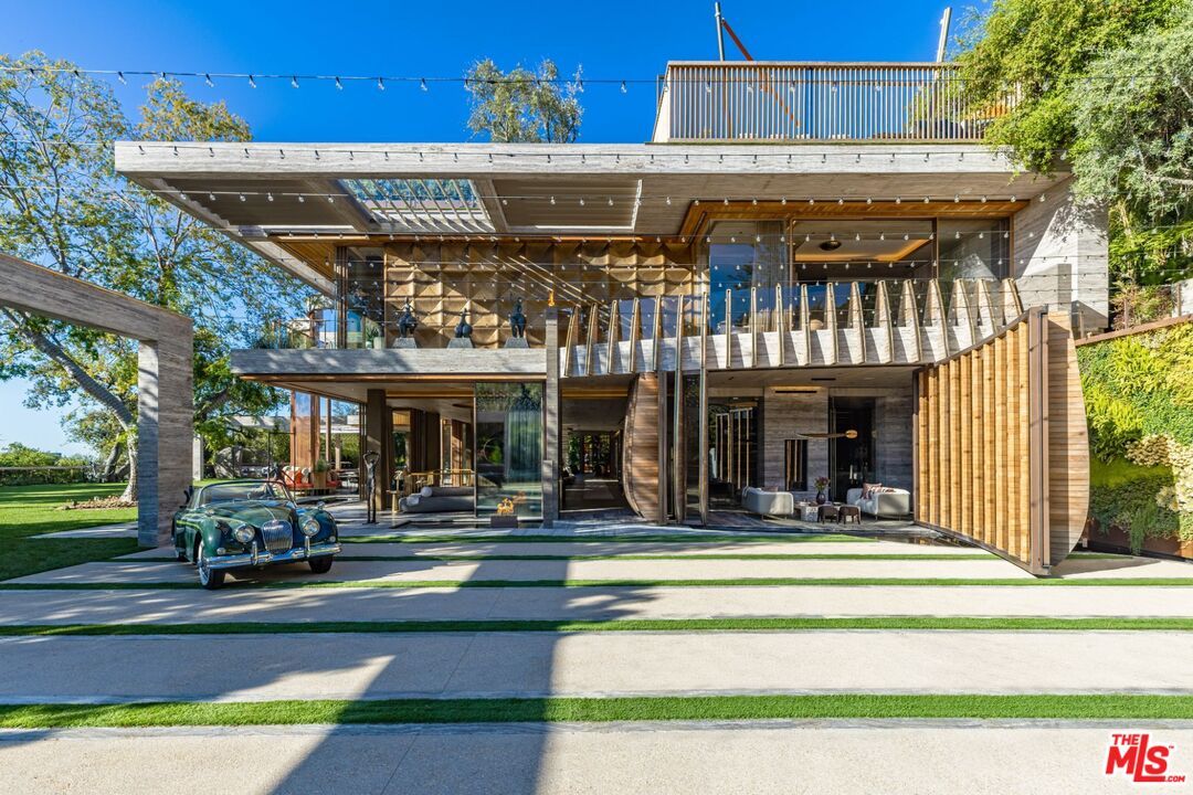 Exterior, Facade, Modern