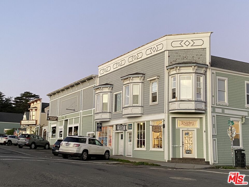 Exterior, Facade, Rowhouse