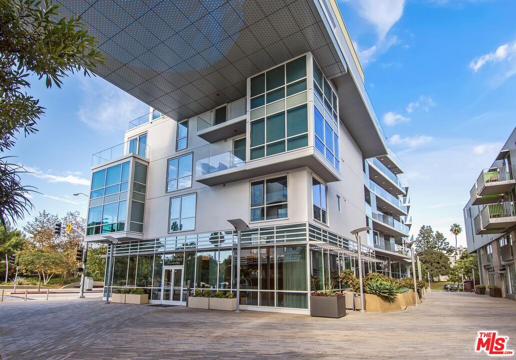 Exterior, Facade, Condo Building