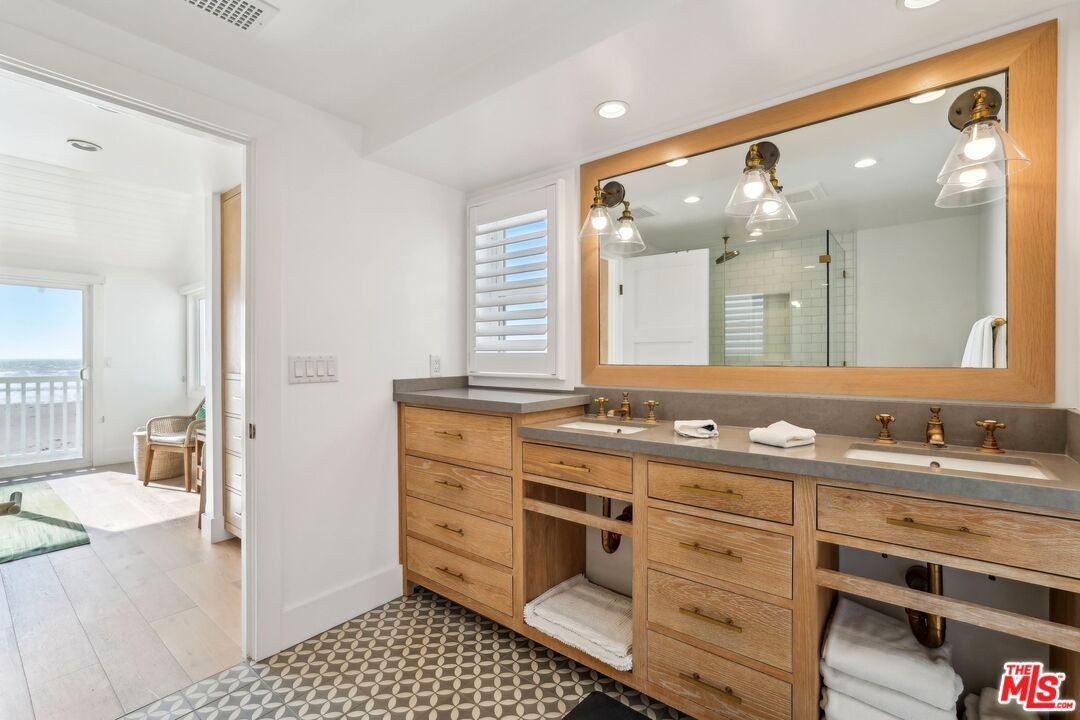 Bathroom, Dual Sink Vanities, Interior, Recessed Lighting