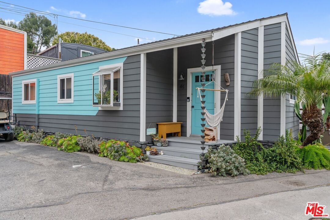 Exterior, Facade, None
