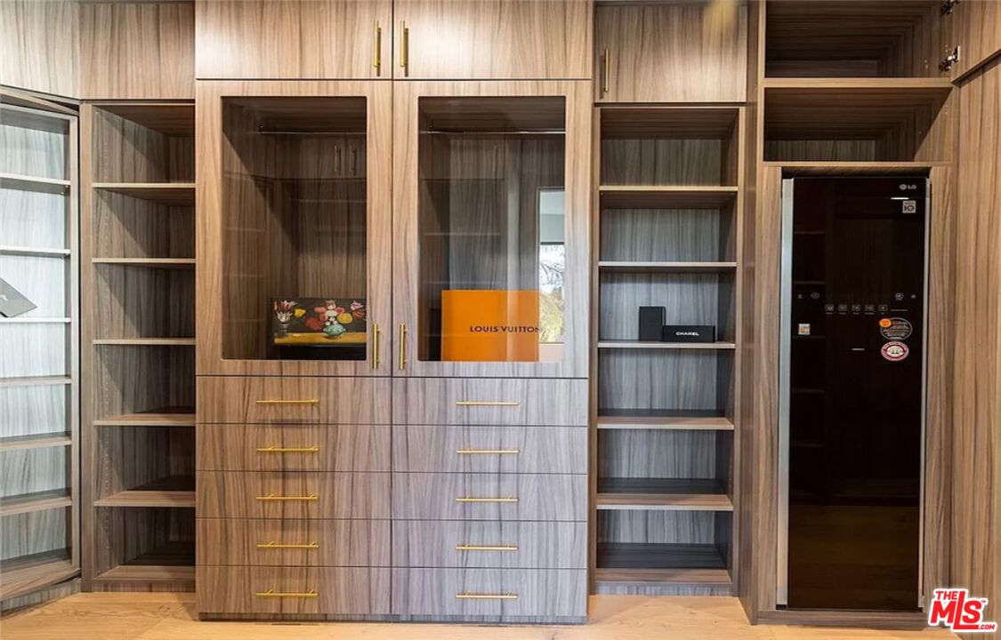Interior, Walk-in Closets, Wood Texture Flooring