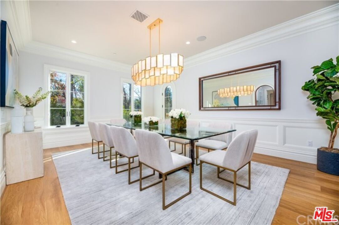 Chandelier, Dining room, Interior, Recessed Lighting, Wood Texture Flooring