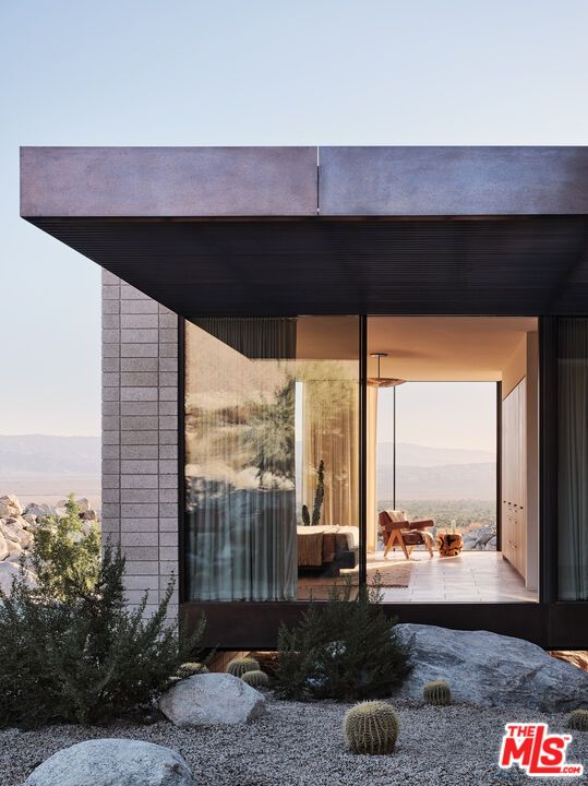 Exterior, Facade, Modern