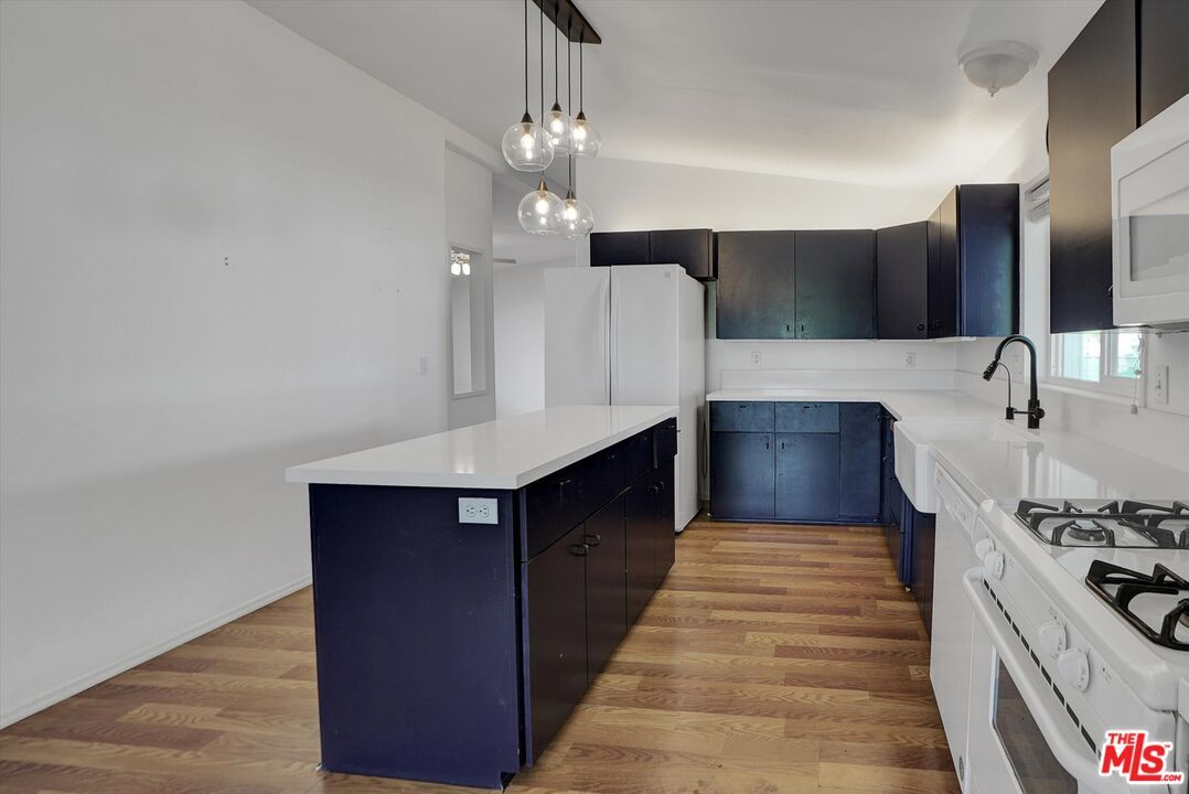 Interior, Kitchen, Pendant Lights, Wood Texture Flooring